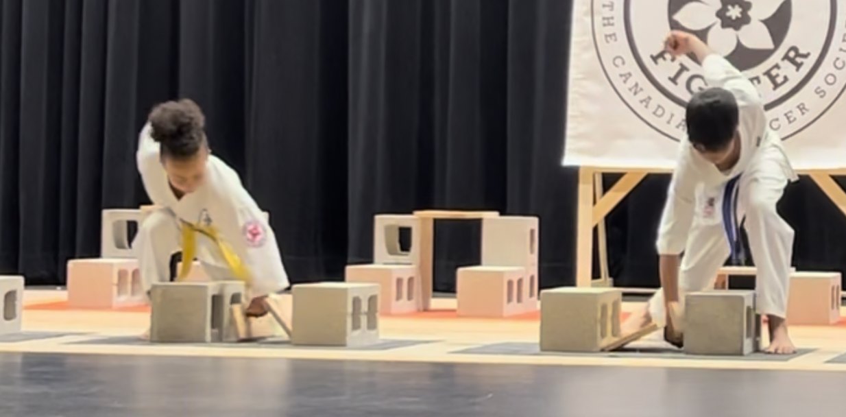 Enfants cassant des planches